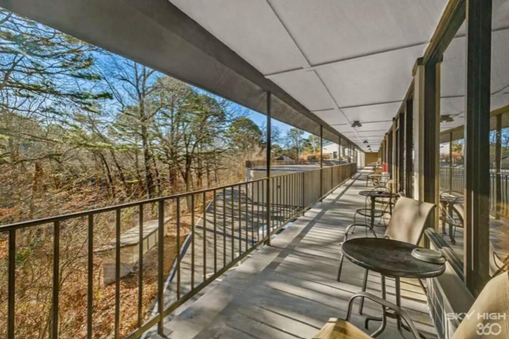 Stonegate Lodge King Bed, Wifi, 50In Roku Tv, Salt Water Pool Room #108 유레카 스프링스 외부 사진