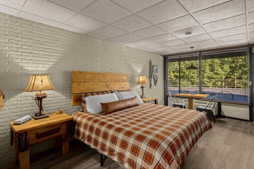Stonegate Lodge King Bed, Wifi, 50In Roku Tv, Salt Water Pool Room #108 유레카 스프링스 외부 사진