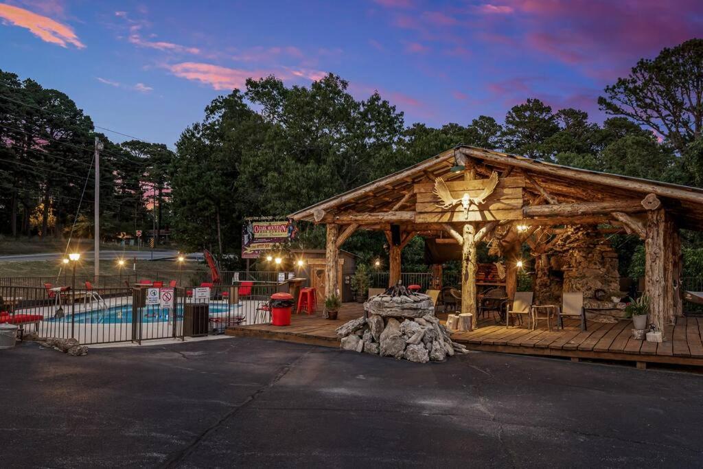 Stonegate Lodge King Bed, Wifi, 50In Roku Tv, Salt Water Pool Room #108 유레카 스프링스 외부 사진