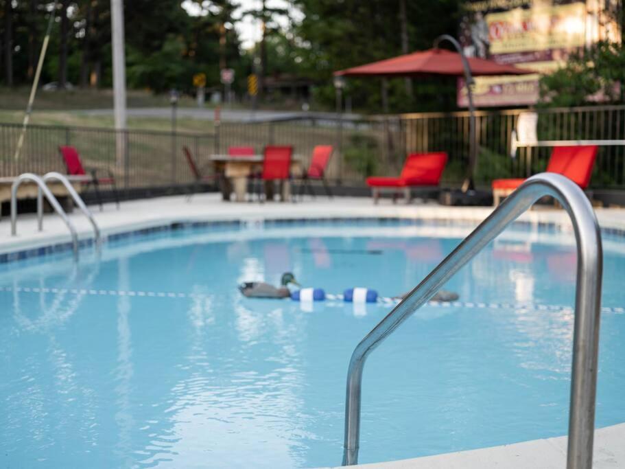 Stonegate Lodge King Bed, Wifi, 50In Roku Tv, Salt Water Pool Room #108 유레카 스프링스 외부 사진
