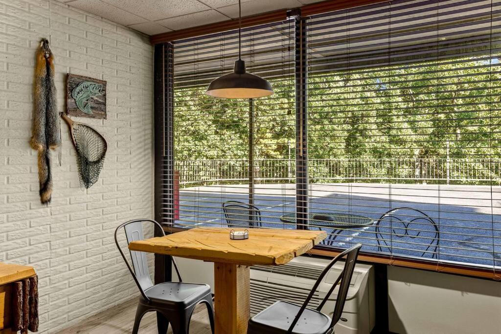 Stonegate Lodge King Bed, Wifi, 50In Roku Tv, Salt Water Pool Room #108 유레카 스프링스 외부 사진
